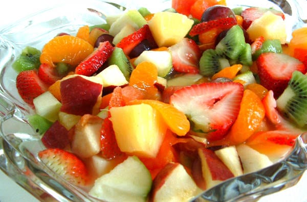 Hotový recept na ovocný šalát preliaty zálievkou.