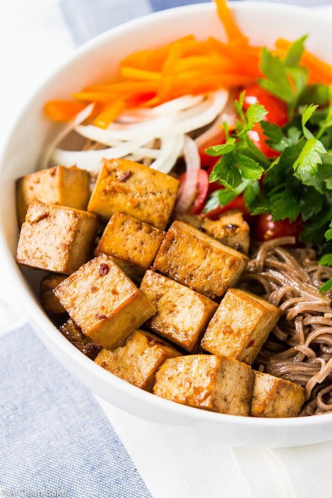Recept na ľahké pečené tofu so zeleninou. 