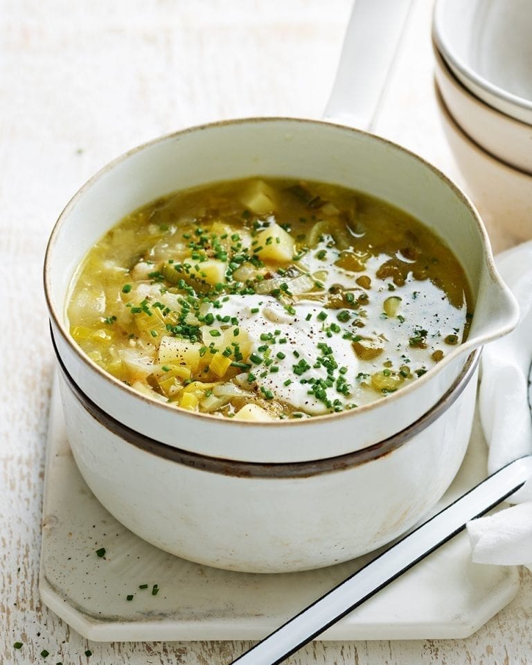 polievka s řapíkatým zelerom, zemiaky a pórom 