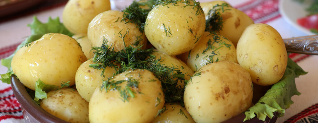 malé zemiaky s kôprom 