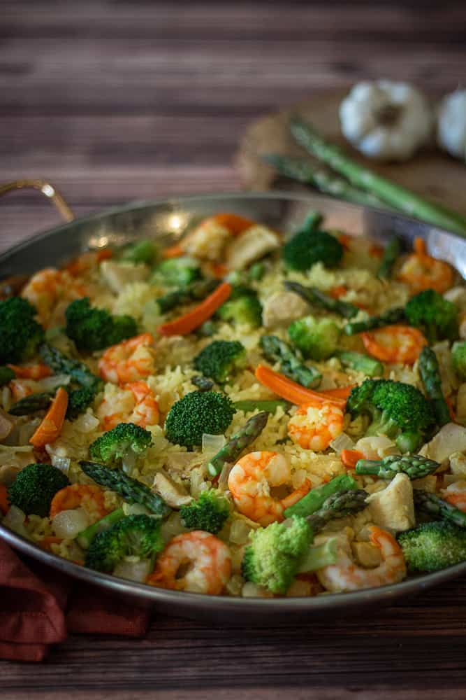 Paella s krevetami, brokolicou, mrkvou a špargľou 